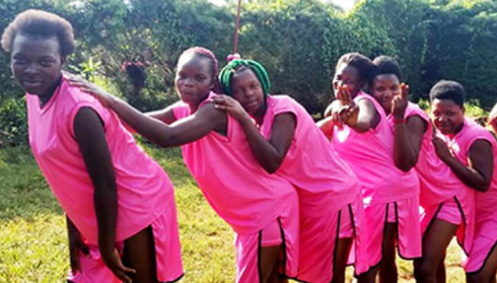 Grupo de jóvenes mujeres involucradas en PEPFAR